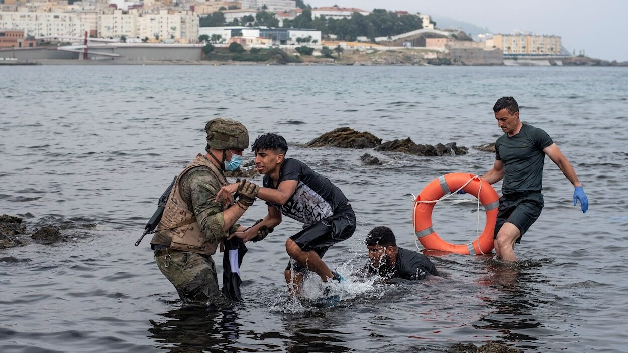 Cientos de menores migrantes entran nadando a la costa de España: “¡Son personas, no son animales!”